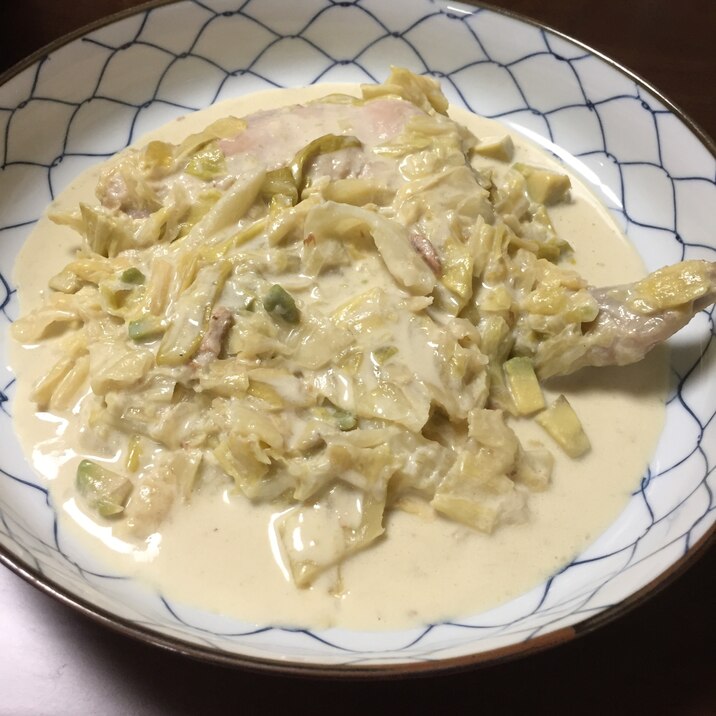 骨付き鶏肉とアボカドのクリーム煮